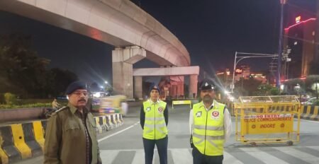 नो एंट्री का उल्लंघन करने पर पुलिस की सख्त कार्यवाही जारी WhatsApp Image 2025 12 16 at 09.51.26