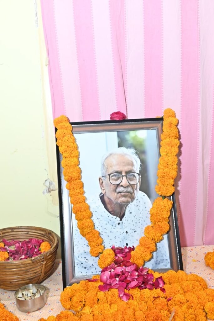 छत्तीसगढ़ के माटीपुत्र, साहित्यकार श्री विनोद कुमार शुक्ल को राजकीय सम्मान के साथ अंतिम विदाई WhatsApp Image 2025 12 24 at 19.07.39