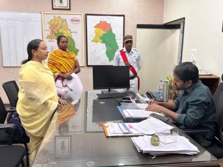 जनदर्शन से मिला सहाराःअसहाय वृद्ध को घर बैठे मिली आधार पहचान a6ba6785 14be 4a83 a66d 2227bf9924c7