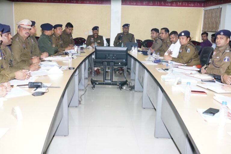 पुलिस महानिरीक्षक रायपुर क्षेत्र रायपुर एवं वरिष्ठ पुलिस अधीक्षक रायपुर द्वारा ली गई समस्त राजपत्रित अधिकारियों एवं थाना प्रभारियों की बैठक
