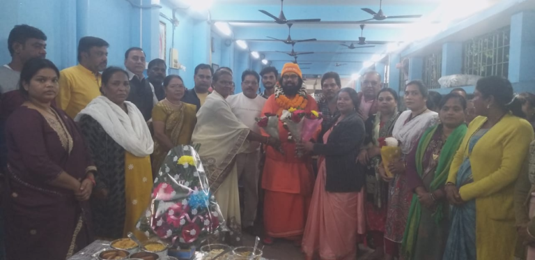 समाजसेवी कुबेर राठी के कार्यालय पहुंचे स्वामी स्वदेशानंद जी महाराज; web.whatsapp 45