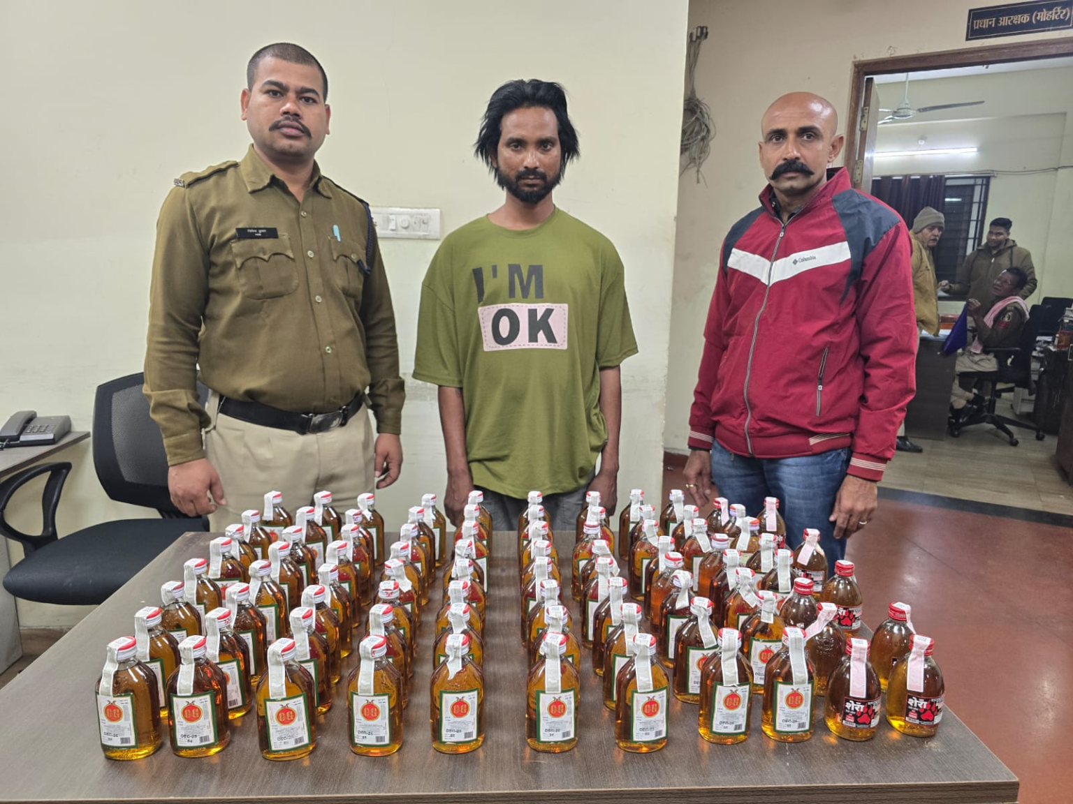 अवैध शराब की तस्करी करते एक गिरफ्तार, क्षेत्र के कुख्यात बदमाश की संलिप्तता आई सामने web.whatsapp 53