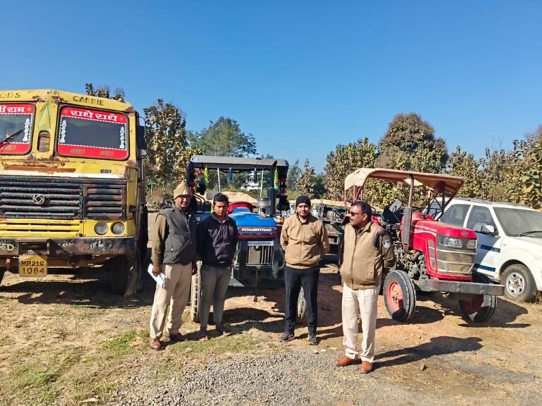 नवागत थाना प्रभारी बरही अरविंद चौबे ने माफियाओं पर कसा शिकंजा अवैध रेत परिवहन करते ट्रैक्टर ट्राली ज़ब्त