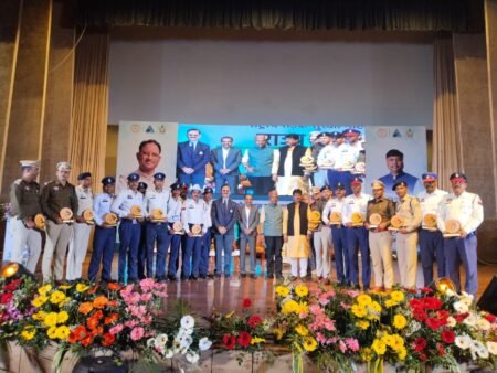 मुख्यमंत्री ने गरियाबंद के 4 राहवीरों को किया सम्मानित: जीवन रक्षा के लिए मिला 25-25 हजार का पुरस्कार 4ed3381c 6fcc 4341 86c8 a29198e09688