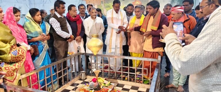 विधायक दिनेश राय मुनमुन ने सोमनाथ स्वाभिमान पर्व पर किया भगवान शिव का पूजन