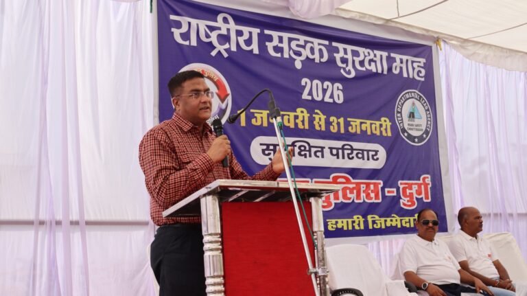 दुर्ग SSP विजय अग्रवाल की अनूठी पहल: रक्तदान करने वाले नागरिकों को पहनाया सुरक्षा का कवच (हेलमेट)