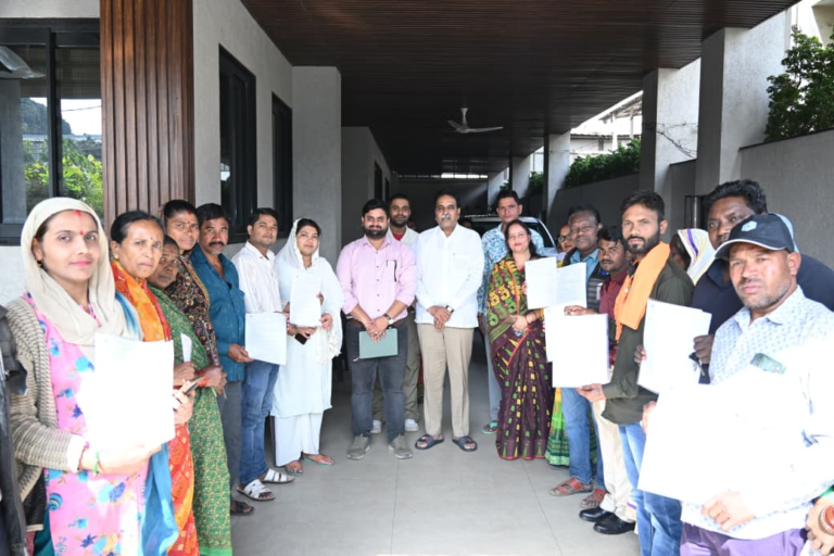 तात्यापारा के 18 परिवारों का पूरा हुआ पक्के घर का सपना: विधायक राजेश मूणत ने सौंपे ‘मोर जमीन मोर मकान’ के अनुज्ञा पत्र