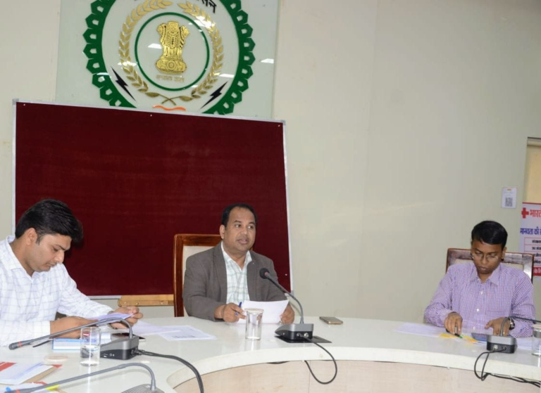 रायपुर: कलेक्टर डॉ. गौरव सिंह ने दी ई-ऑफिस प्रणाली को गति, अवैध उत्खनन पर सख्त कार्रवाई के निर्देश