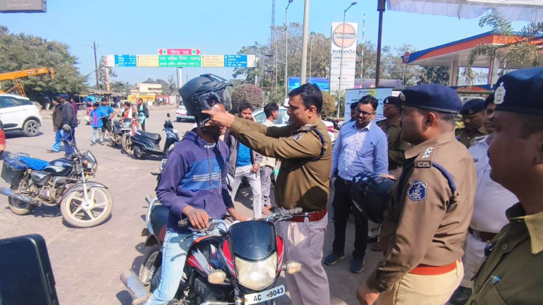 रायगढ़: ‘राष्ट्रीय सड़क सुरक्षा माह’ का आगाज़, बिना हेलमेट चालकों को मिले मुफ़्त हेलमेट