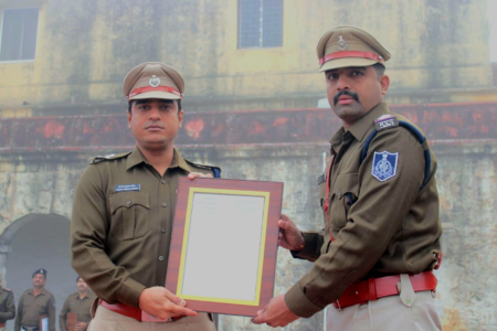 मंदसौर जिले थानाथाना दलौदा क्षेत्र में हुई 03 बड़ी चोरियों को ट्रेस करने के लिए थाना प्रभारी उनि शुभम व्यास को पुलिस अधीक्षक महोदय मंदसौर द्वारा सम्मानित किया गया। दलौदा क्षेत्र में हुई 03 बड़ी चोरियों को ट्रेस करने के लिए थाना प्रभारी उनि शुभम व्यास को पुलिस अधीक्षक महोदय मंदसौर द्वारा सम्मानित किया गया।के थाना दलोदा के किए हुए उत्कृष्ट कारवाही पर थाना प्रभारी को किया सम्मानित web.whatsapp 2026 01 09T150700.416