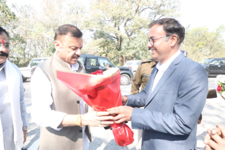 कलेक्टर आशीष तिवारी ने किया प्रभारी मंत्री उदय प्रताप सिंह का आत्मीय स्वागत web.whatsapp 2026 01 10T140514.445