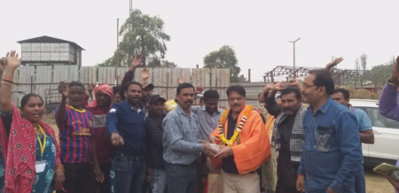 मानवता की सेवा: जय भोले उत्कल समिति ने समाजसेवी कुबेर राठी का किया सम्मान web.whatsapp 2026 01 10T180752.148