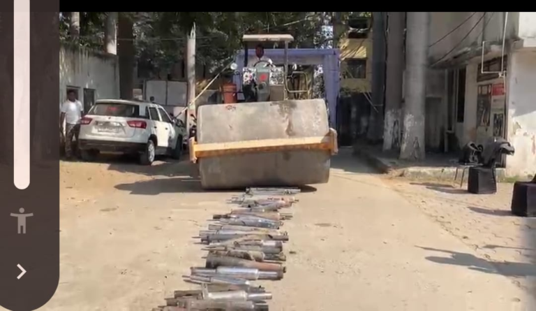ध्वनि प्रदूषण के विरुद्ध बिलासपुर पुलिस की बड़ी कार्रवाई: तीन लाख के करीब 107 अवैध मॉडिफाइड साइलेंसरों पर चला रोड रोलर