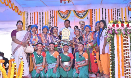 गरियाबंद जिले में हर्षाेल्लास के साथ मनाया गया गणतंत्र दिवस, खाद्य मंत्री दयाल दास बघेल ने ध्वजारोहण कर ली परेड की सलामी web.whatsapp 27 2