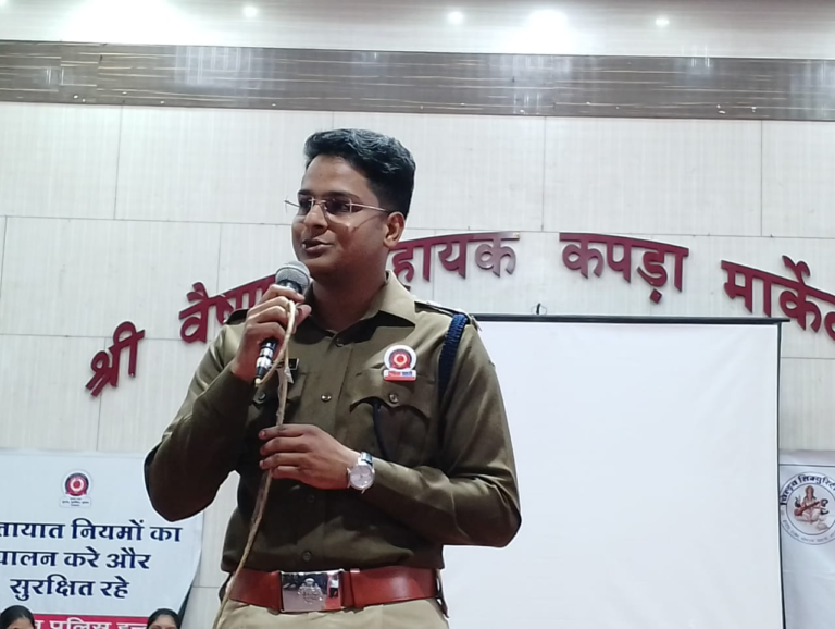 क्लॉथ मार्केट वैष्णव हायर सेकेंडरी स्कूल, में डीसीपी ट्रैफिक ने विद्यार्थियों को यातायात नियमों का पालन करना