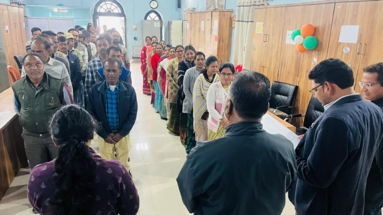 स्वतंत्रता संग्राम के शहीदों की स्मृति में नगर पालिका में रखा गया मौन web.whatsapp 54 4