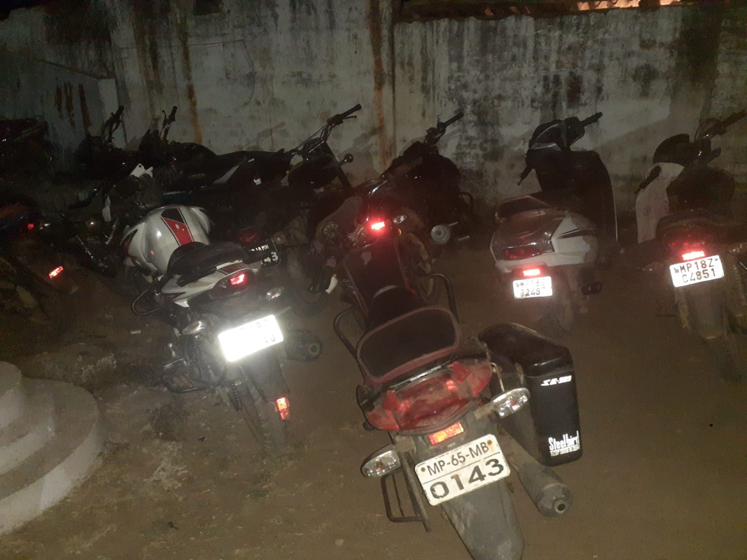 जंगल की खामोशी में चल रहा था जुए का खेल, उमरिया पुलिस की दबिश से टूटा अंतरजिला जुआ नेटवर्क