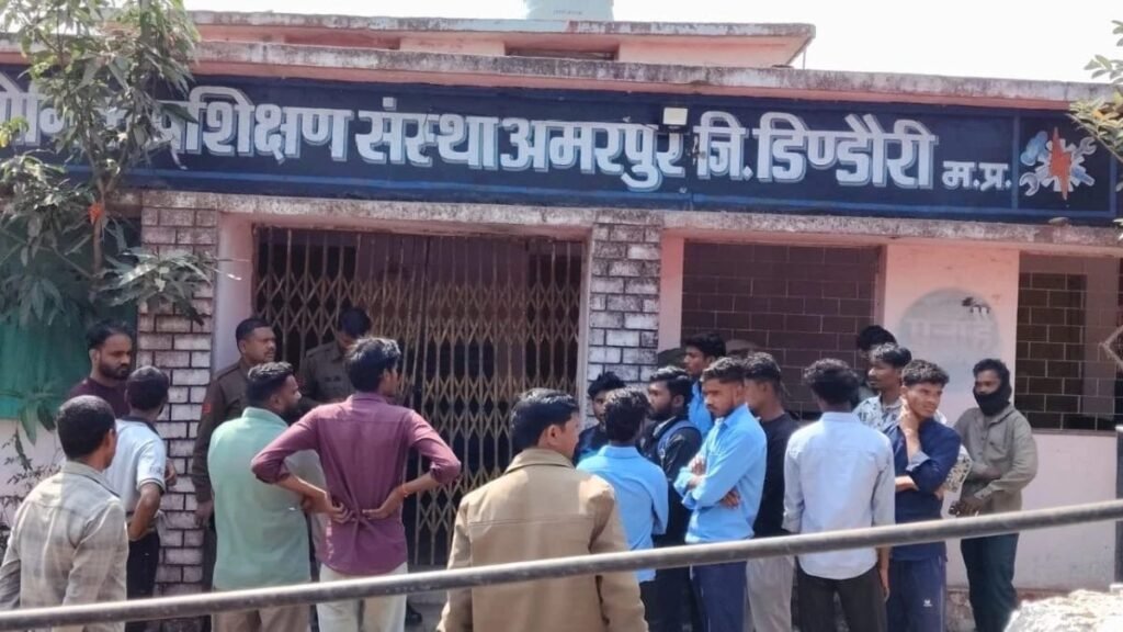 अमरपुर आईटीआई में शिक्षक का शव फांसी पर लटका मिला, इलाके में सनसनी