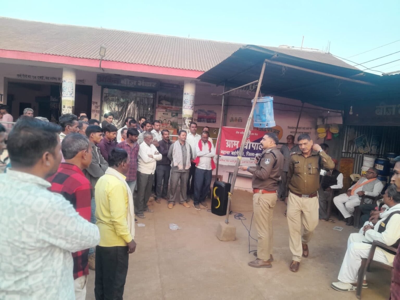 बढते साइबर अपराधों और धोखाधड़ी से बचने के उद्देश्य से पुलिस द्वारा ग्रामीण इलाकों मेंe चौपाल लगाकर जन जागरूकता अभियान चलाया जा रहा है।