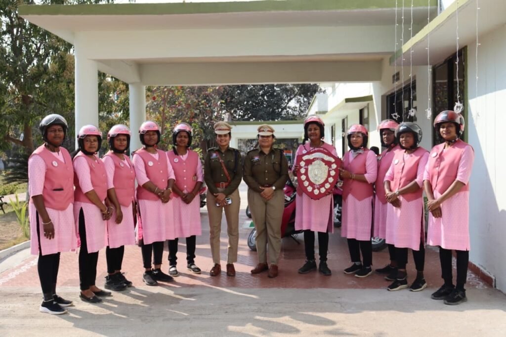 कांकेर पुलिस की नई पहल: महिलाओं की सुरक्षा के लिए “महिला रक्षा टीम” तैनात 8716411e e19e 4a69 9e1b 25b1574e3544