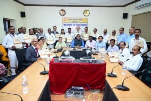 दक्षिण पूर्व मध्य रेलवे, नागपुर मंडल द्वारा माह फरवरी में सेवानिवृत्त होने वाले 22 कर्मचारियों को दी गई भावभीनी विदाई WhatsApp Image 2026 02 27 at 19.23.02