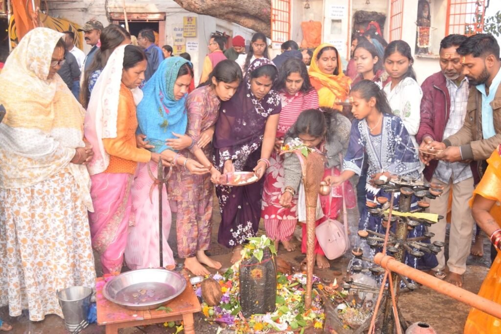 राजिम कुंभ कल्प मेला 2026 माघ पूर्णिमा पर त्रिवेणी संगम में उमड़ा श्रद्धालुओं का सैलाब b2ea7158 47ec 4536 82e3 2887aa4a9a98