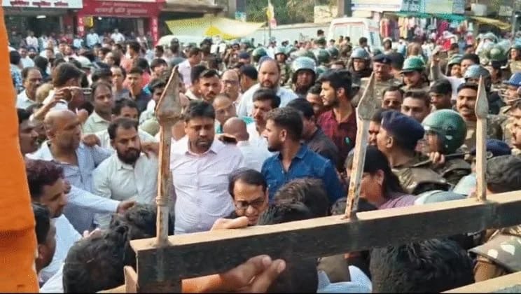 छिंदवाड़ा कांग्रेस ,भाजपा में टकराव, पुलिस ने किया बल प्रयोग