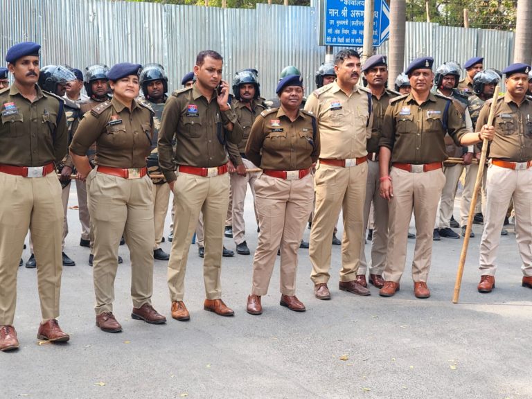 बिलासपुर / कांग्रेस ने रोजगार उपलब्ध कराने हेतु और मनरेगा में किये गये बदलाव पर रोक लगाने के लिए किया कलेक्ट्रोरेट का घेराव व कलेक्टर को सौपा ज्ञापन