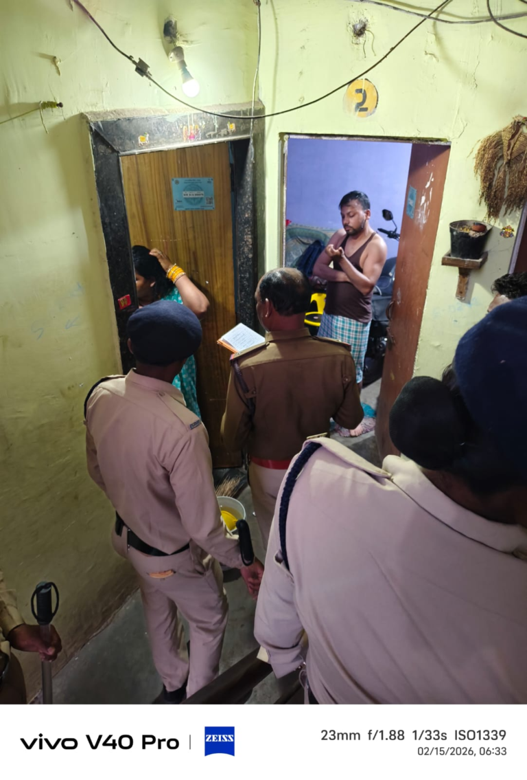 मरीन ड्राइव BSUP कॉलोनी में पुलिस की सरप्राइज चेकिंग; तड़के 640 क्वार्टरों में दी दबिश, निवासियों का हुआ सत्यापन