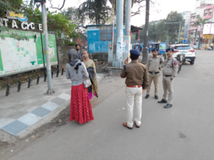 थाना क्षेत्र में 25.02.2026 को एक महत्वपूर्ण कार्रवाई में (1)जूली चौधरी गुरु रजिया किन्नर उम्र 36 वर्ष (2) नफीसा खातून गुरु रजिया किन्नर उम्र 25वर्ष को गिरफ्तार किया गया। आरोपी ने नेहरू चौक ट्रैफिक सिग्नल के पास लोगों से पैसा मांगकर परेशान करने की घटना को अंजाम दिया। web.whatsapp 2026 02 26T101432.866