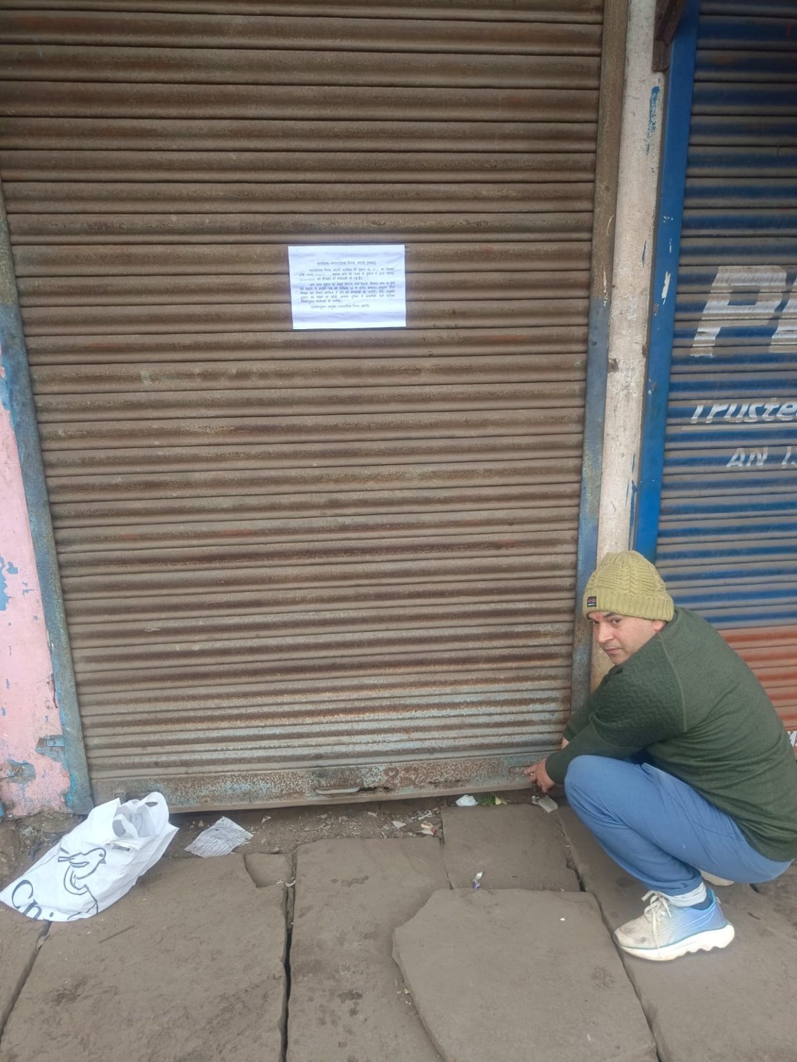 नगर निगम प्रशासन की सख्ती: किराया बकाया पर तीन दुकानों में तालाबंदी web.whatsapp 32 4