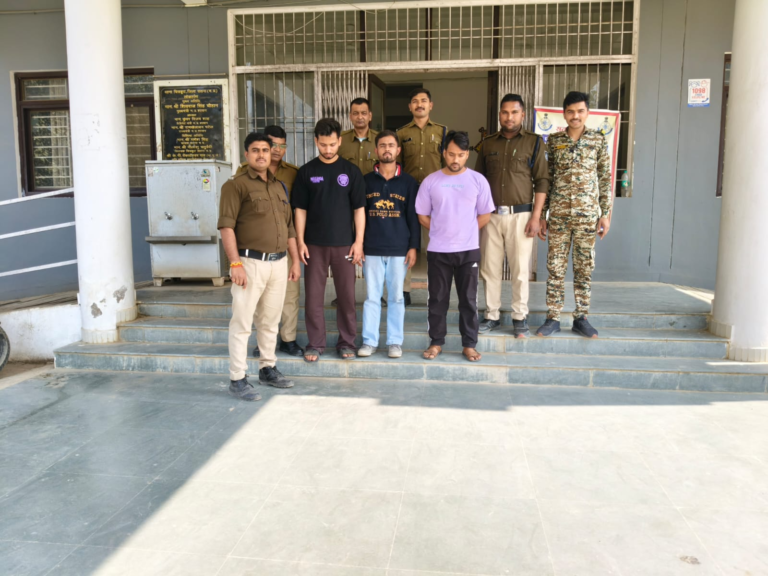 थाना चित्रकूट पुलिस की एक बडी कामयाबी :- घर मे घुसकर लाखो की चोरी करने वाले अभय तिवारी , हर्ष मिश्रा , विक्की पाण्डेय उर्फ विभव पाण्डेय को किया गया गिरफ्तार , 10 लाख 26 हजार रुपये की नगदी एवं सोने के आभूषण कीमती करीब 4 लाख कुल कीमत 14 लाख 26 हजार रूपये की गयी बरामदी –