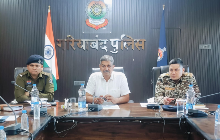 थाना मैनपुर अंतर्गत ग्राम बडेगोबरा के सातमारी पहाडी क्षेत्र में माओवादियों द्वारा डम्प कर रखे 02 नग एसएलआर, 01 नग इंसास एवं 01 नग 12 बोर हथियार बरामद।