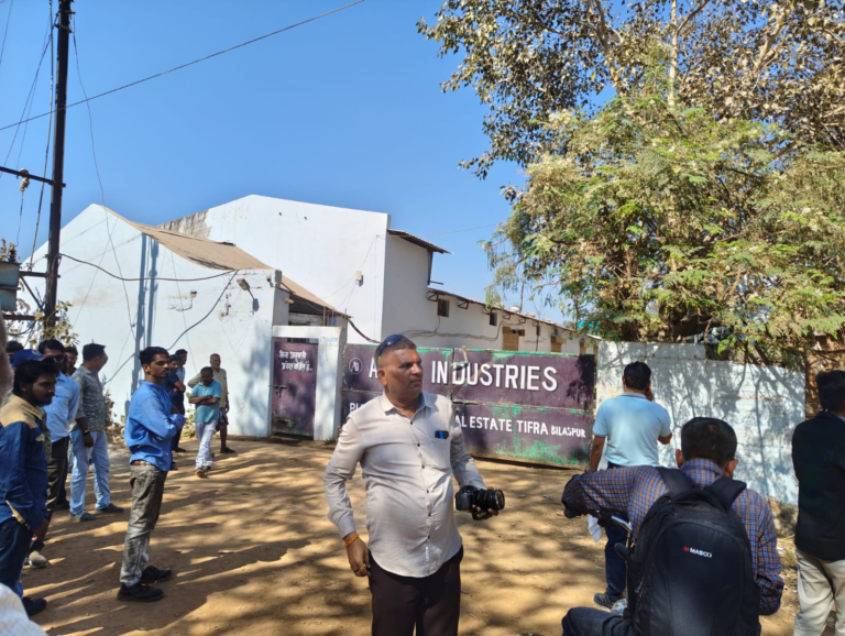 बिलासपुर के तिफरा स्थित औद्योगिक क्षेत्र में पेंट गोदाम में अचानक लगी भीषण आग लाखों का हुआ नुकसान