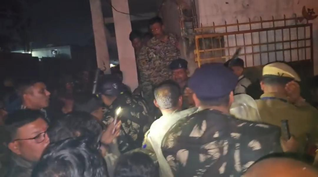 गरियाबंद के दुतकैया में सांप्रदायिक तनाव: आदतन अपराधी के हमले के बाद ग्रामीणों का फूटा गुस्सा, 11 घरों में आगजनी web.whatsapp 60