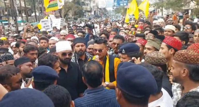 छिंदवाड़ा:पुलिस ने रास्ते में रोकी गोंडवाना गणतंत्र पार्टी की रैली…पुलिस ने बैरिकेटिंग कर रोका