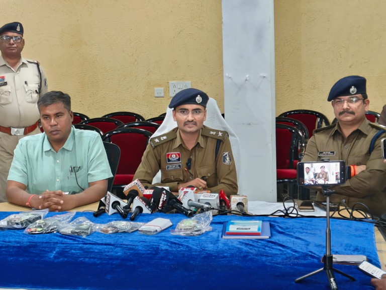 रायपुर पुलिस ने GATE परीक्षा में हाईटेक नकल गिरोह का किया भंडाफोड़, हरियाणा के 6 आरोपी गिरफ्तार रायपुर: राजधानी रायपुर के सरोना स्थित परीक्षा केंद्र में आयोजित राष्ट्रीय स्तर की ‘गेट’ (GATE) परीक्षा में सेंध लगाने की कोशिश कर रहे एक अंतरराज्यीय गिरोह को पुलिस ने धरदबोचा है। पुलिस ने इस मामले में हरियाणा के रहने वाले 6 आरोपियों को गिरफ्तार किया है, जो ब्लूटूथ और सूक्ष्म इलेक्ट्रॉनिक उपकरणों के जरिए परीक्षार्थियों को नकल कराने की साजिश रच रहे थे। अधिकारियों के नेतृत्व में त्वरित कार्रवाई नकल की साजिश की विश्वसनीय सूचना मिलते ही डीसीपी पश्चिम संदीप पटेल और डीसीपी क्राइम स्मृतिक राजनाला के निर्देशन में एक विशेष रणनीति तैयार की गई। एडीसीपी पश्चिम राहुल देव शर्मा के मार्गदर्शन में एसीपी पुरानी बस्ती और क्राइम के नेतृत्व में थाना डीडी नगर एवं एसीसीयू की संयुक्त टीम ने आयन डिजिटल जोन, सरोना के पास घेराबंदी की। गूगल सर्च के जरिए पहुंचा रहे थे उत्तर पुलिस की निगरानी के दौरान परीक्षा केंद्र के बाहर संदिग्ध अवस्था में घूम रहे व्यक्तियों को पकड़ा गया। पूछताछ में खुलासा हुआ कि केंद्र के भीतर मौजूद परीक्षार्थी ब्लूटूथ डिवाइस के माध्यम से प्रश्न पढ़ रहे थे, जिसका उत्तर बाहर बैठे उनके साथी गूगल सर्च के जरिए उन्हें उपलब्ध करा रहे थे। आरोपियों ने अभ्यर्थियों से इस काम के बदले मोटी रकम का सौदा किया था। पुलिस ने मौके से सूक्ष्म ईयर डिवाइस, ब्लूटूथ उपकरण, 8 मोबाइल फोन और सिम कार्ड बरामद किए हैं। कानूनी कार्यवाही और गिरफ्तारी मामले की गंभीरता को देखते हुए थाना डीडी नगर में आरोपियों के विरुद्ध अपराध क्रमांक 112/2026 के तहत भारतीय न्याय संहिता (BNS), IT एक्ट और लोक परीक्षा (अनुचित साधनों का निवारण) अधिनियम की विभिन्न धाराओं के तहत मामला दर्ज किया गया है। गिरफ्तार आरोपियों में दर्शन सहवाग, सुमित सहवाग, लक्ष्मीनारायण उर्फ लक्की, अमर, नरेंद्र कुमार और बंटी कुमार शामिल हैं, जो हरियाणा के झज्जर, फतेहाबाद और हिसार जिले के निवासी हैं। पुलिस अब इस नेटवर्क से जुड़े अन्य संभावित सुरागों की तलाश कर रही है। रिपोर्ट: मयंक श्रीवास्तव ब्यूरो चीफ,पुलिसवाला न्यूज़