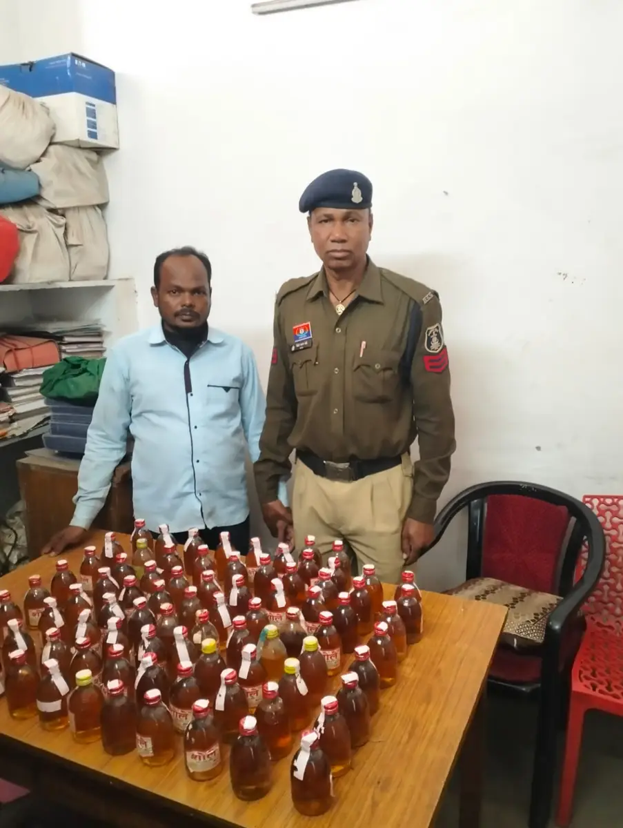 खरोरा पुलिस की बड़ी कार्रवाई: भारी मात्रा में अवैध शराब के साथ आरोपी गिरफ्तार web.whatsapp 81 1