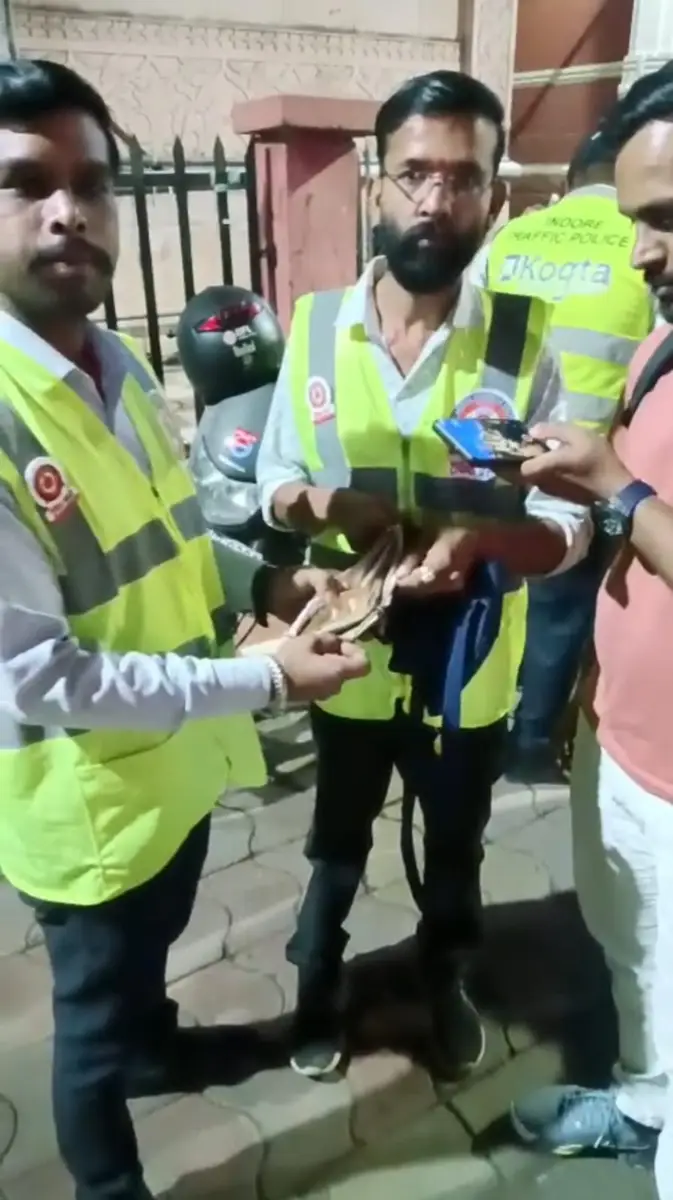 ट्रैफिक पुलिस की ईमानदारी खोया पर्स वापिस लौटाया web.whatsapp 82 1