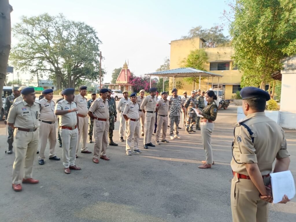 गरियाबंद पुलिस की सुरक्षा व्यवस्था चाक-चौबंद, होली त्योहार के मद्देनजर शांति और कानून व्यवस्था बनाए रखने के लिए जिले भर में निकाला गया फ्लैग मार्च। 1 235953c6 2c56 4190 ba87 c4a3ba2800c9