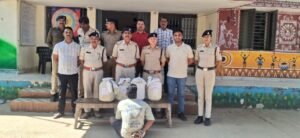 पुलिस अधीक्षक नरसिंहपुर द्वारा होली रंगपंचमी के मद्देनजर अवैध शराब के विरुद्ध चलाए जा रहे अभियान के तहत चीचली पुलिस की अवैध शराब पर बडी कार्यवाही – 60 लीटर अवैध शराब जप्त व 26 कुप्पा लाहान किया गया नष्ट 398f4a39 c63e 4946 b34d 8d578e655c36