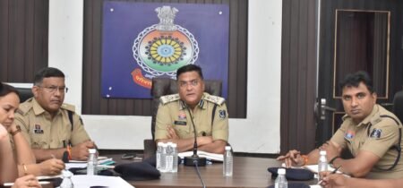 “भिलाई में SSP विजय अग्रवाल का सख्त एक्शन: लंबित मामलों के त्वरित निपटारे और अवैध गतिविधियों पर विशेष अभियान के निर्देश” 71f429cf 93fc 4d9d 8bac 7943087c52e1