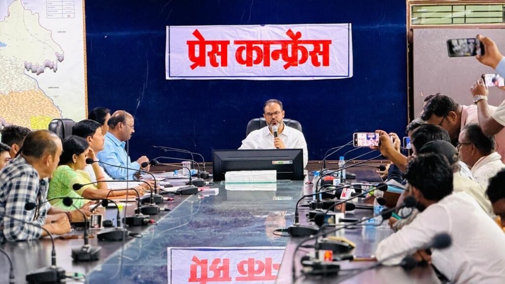 जिले में पेट्रोल, डीजल और एलपीजी की पर्याप्त उपलब्धता, आपूर्ति व्यवस्था पूरी तरह सुचारु: कलेक्टर 77d2b67a f739 4837 80cb ef1d4e8fbb05