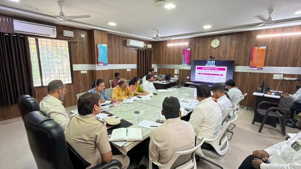 पश्चिम एशिया संकट के परिप्रेक्ष्य में कलेक्टर एवं एसएसपी ने ली बैठक 1 8315c04b 395e 40a6 a59a 9828dbde83ee