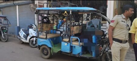 E रिक्शा में बैठे बैठे रिक्शा चालक की हुई मौत। WhatsApp Image 2026 03 11 at 12.31.06 PM