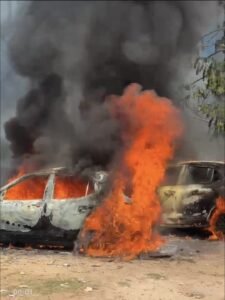 सफाई कर्मचारियों की लापरवाही से दो कारें जलकर खाक, प्रशासन से की सख्त कार्रवाई की मांग। पार्षद अंचल दुबे तुरंत घटना स्थल पहुंच कर आग की बुझाया WhatsApp Image 2026 03 21 at 16.18.20 1