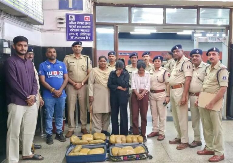 वंदे भारत के सुरक्षा कवच को भेदने की कोशिश: रायपुर स्टेशन पर दो युवतियां भारी मात्रा में गांजे के साथ गिरफ्तार WhatsApp Image 2026 03 22 at 09.37.23