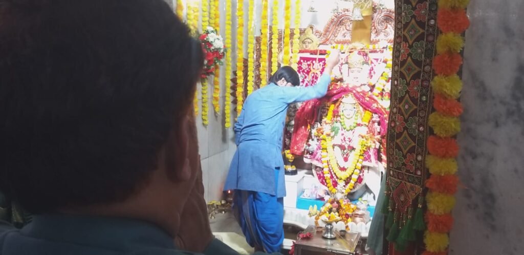 समाजसेवी कुबेर राठी ने चामुण्डा दरबार में टेका मत्था, ‘हनुमान सेवा’ के 15 वर्ष हुए पूर्ण WhatsApp Image 2026 03 22 at 11.53.53 2