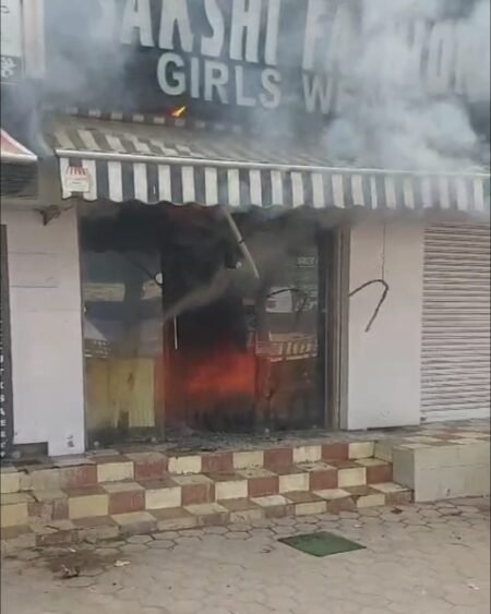 बिलासपुर प्रताप चौक में आग का कहर: साक्षी फैशन शोरूम पूरी तरह जलकर खाक WhatsApp Image 2026 03 22 at 12.30.31