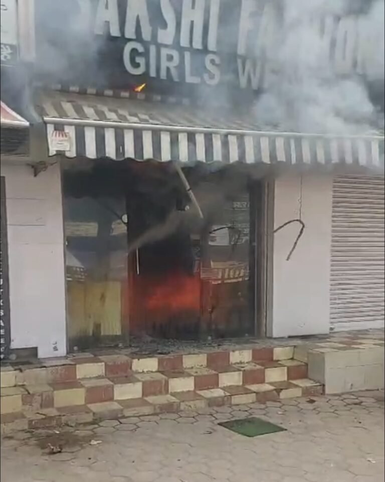 बिलासपुर प्रताप चौक में आग का कहर: साक्षी फैशन शोरूम पूरी तरह जलकर खाक WhatsApp Image 2026 03 22 at 12.30.31